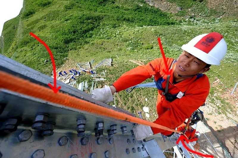 在差速自鎖器的保護(hù)下登塔.jpg
